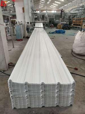 900-1360 mm Chapa de azulejos ondulados trapezoidales aislantes del calor Peso bruto 2.000 kg 1130 mmx5900 mm